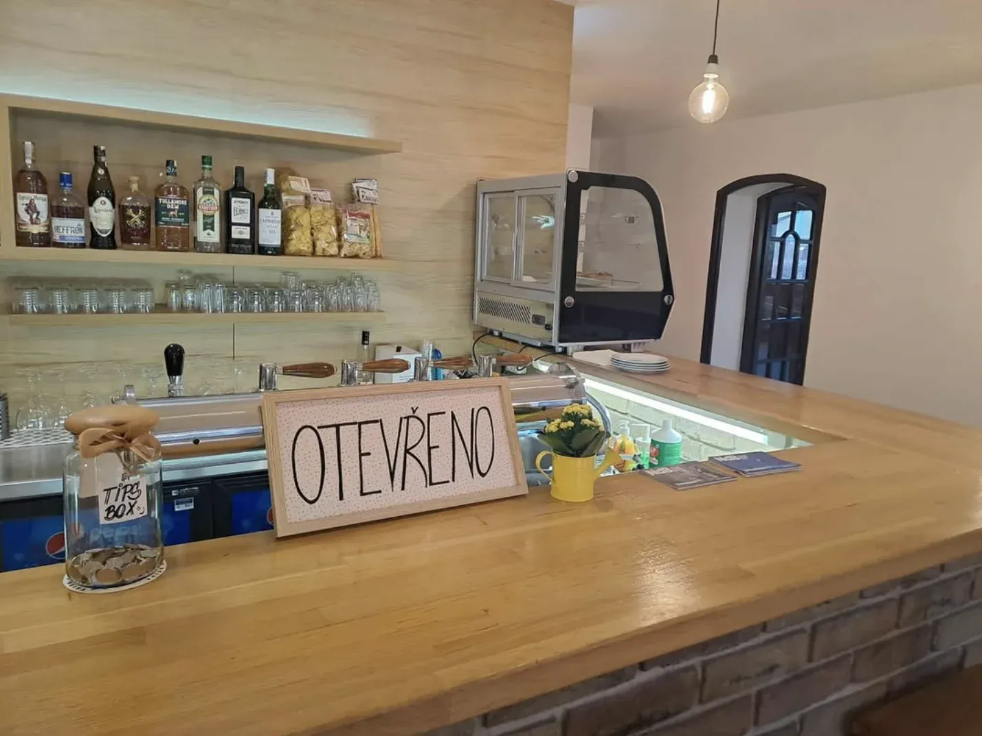 Barový pult s cedulí Otevřeno